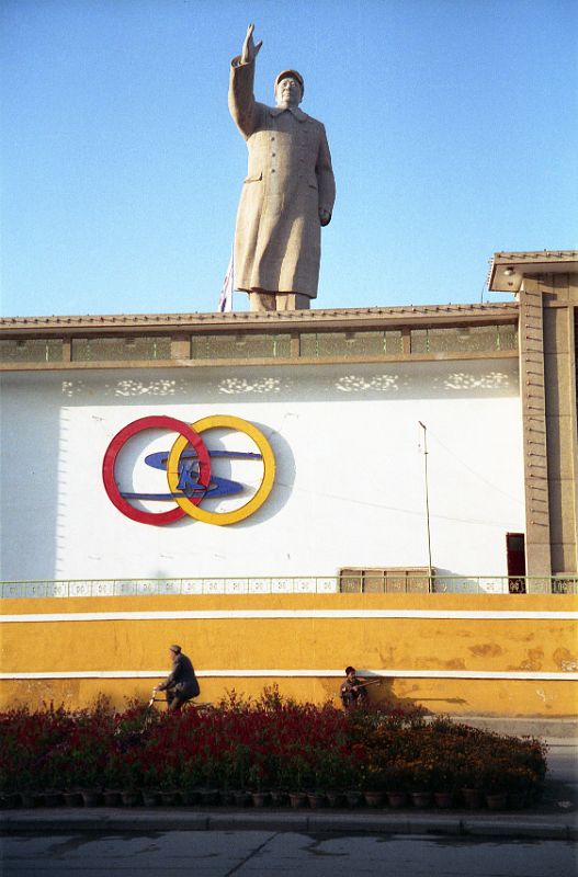 01 Mao Statue Welcomes You To Kashgar